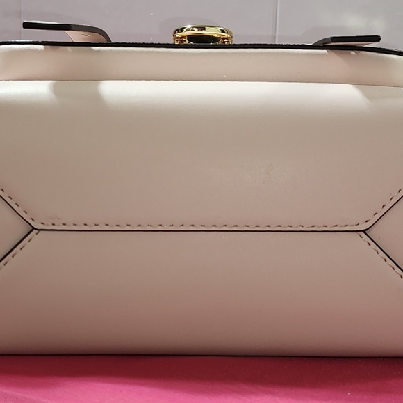 Michael Kors Manhattan Satchel - Picture 6 of 9